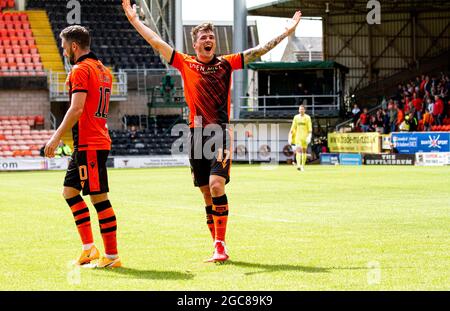 Dundee, Tayside, Schottland, Großbritannien. August 2021. UK Sport: Der Fußballverein Dundee United hat heute die Unbesiegbarkeit der Rangers in der Premiership im Tannadice Park ausgelöscht. Jamie Robson erzielte das einzige Tor des Spiels in der 64. Minute, um fröhliche Szenen in der Heimunterstützung zu entfachen, die Steven Gerrard`s Glasgow Rangers 1-0 im Tannadice Park heute in Dundee besiegte. Jamie Robson von Dundee United feiert das Jubiläum, nachdem er in der 64. Minute das Eröffnungstreffer gegen die Glasgow Rangers erzielt hatte. Kredit: Dundee Photographics/Alamy Live Nachrichten Stockfoto